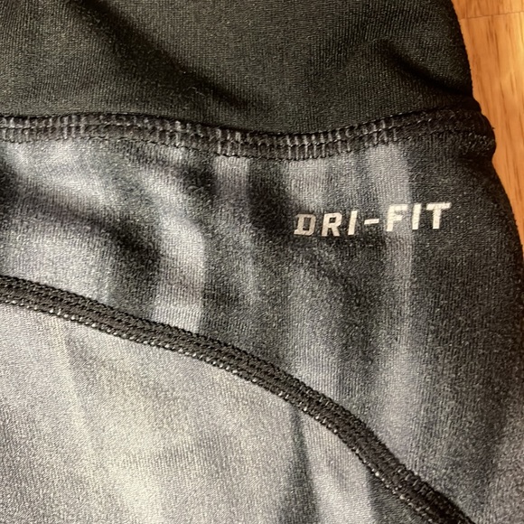 Women’s small Nike Dri-fit leggings lower rise. Gray and black warm leggings - Picture 7 of 9